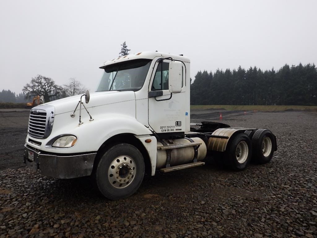 2005 Freightliner Columbia Equipment Image0