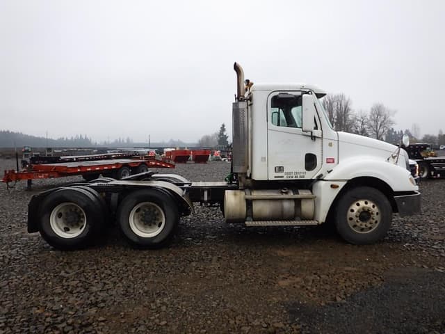 Image of Freightliner Columbia equipment image 2