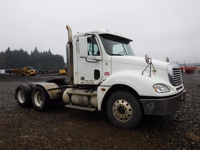 Image of Freightliner Columbia equipment image 1