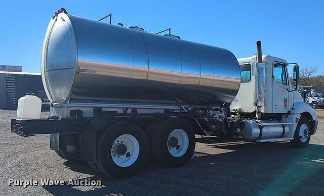 Image of Freightliner Columbia equipment image 3