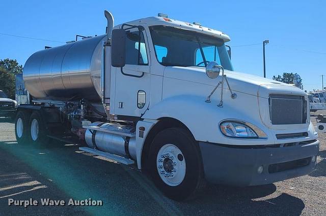 Image of Freightliner Columbia equipment image 2