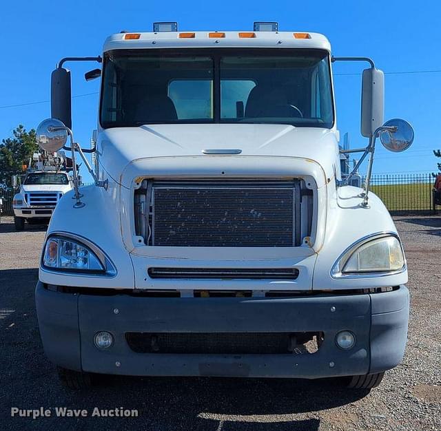 Image of Freightliner Columbia equipment image 1