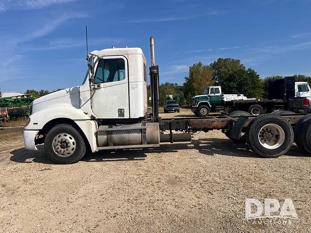 Image of Freightliner Columbia equipment image 4