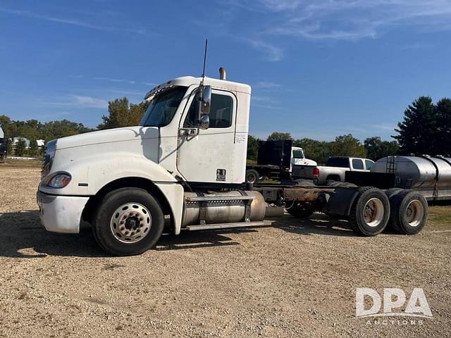 Image of Freightliner Columbia equipment image 2