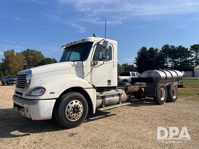 Image of Freightliner Columbia equipment image 1