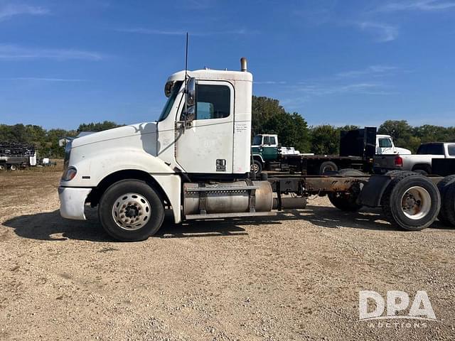 Image of Freightliner Columbia equipment image 3