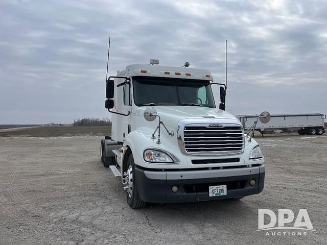 Image of Freightliner Columbia equipment image 3