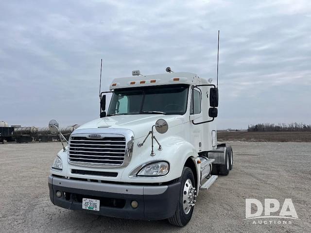 Image of Freightliner Columbia equipment image 1