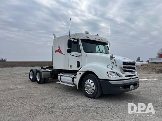 Image of Freightliner Columbia equipment image 4