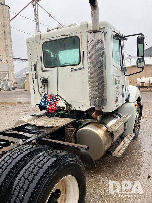 Image of Freightliner Columbia equipment image 3