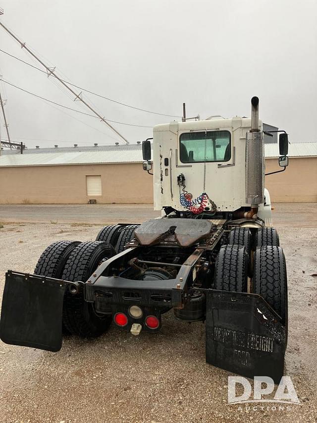 Image of Freightliner Columbia equipment image 2