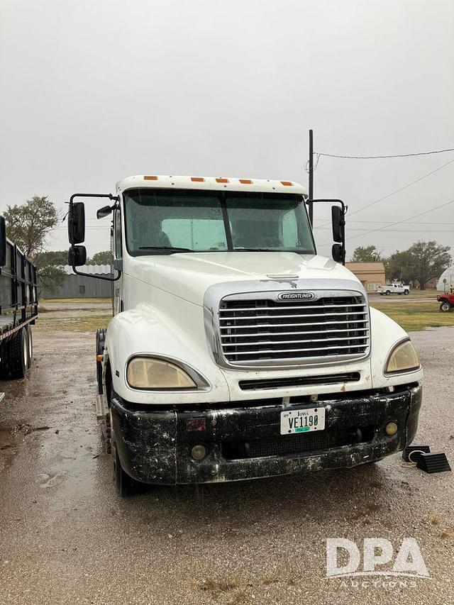 Image of Freightliner Columbia equipment image 1