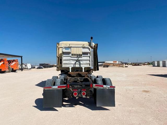 Image of Freightliner Columbia equipment image 3