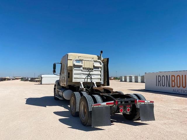 Image of Freightliner Columbia equipment image 2