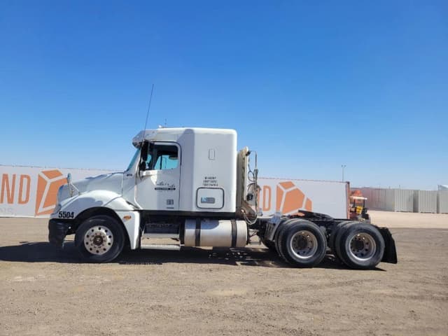 Image of Freightliner Columbia equipment image 1