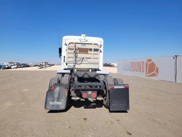 Image of Freightliner Columbia equipment image 3