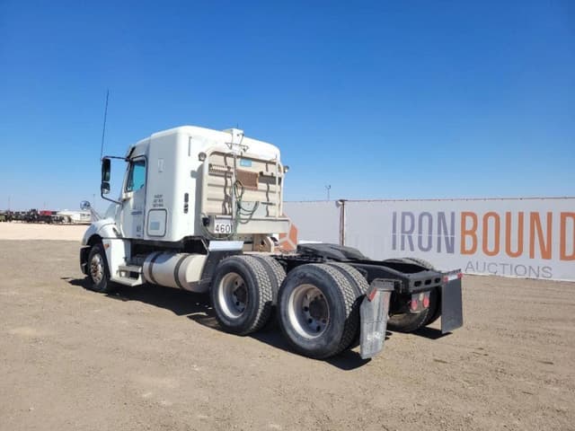 Image of Freightliner Columbia equipment image 2