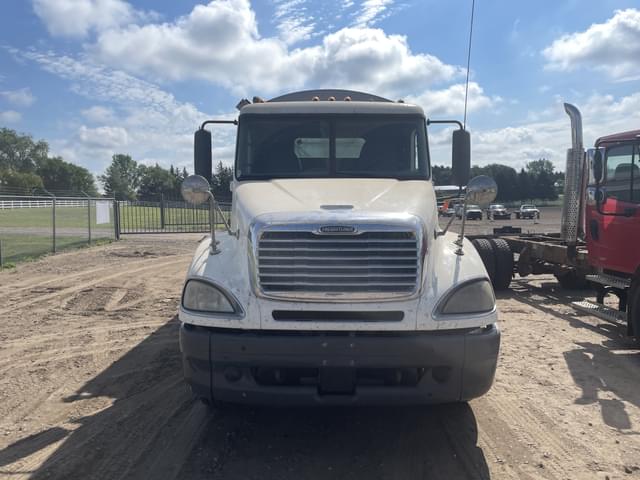 Image of Freightliner Columbia equipment image 1