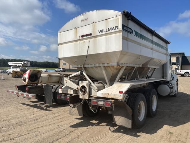 Image of Freightliner Columbia equipment image 3