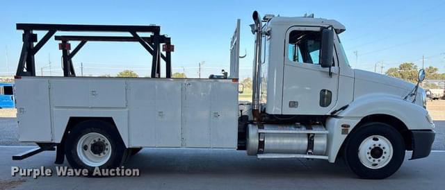 Image of Freightliner Columbia equipment image 3