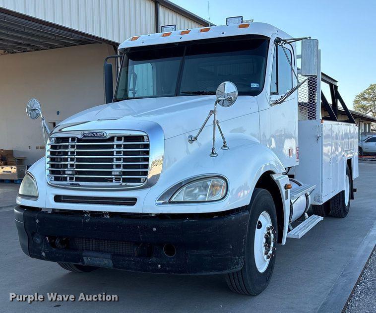 Image of Freightliner Columbia Primary image