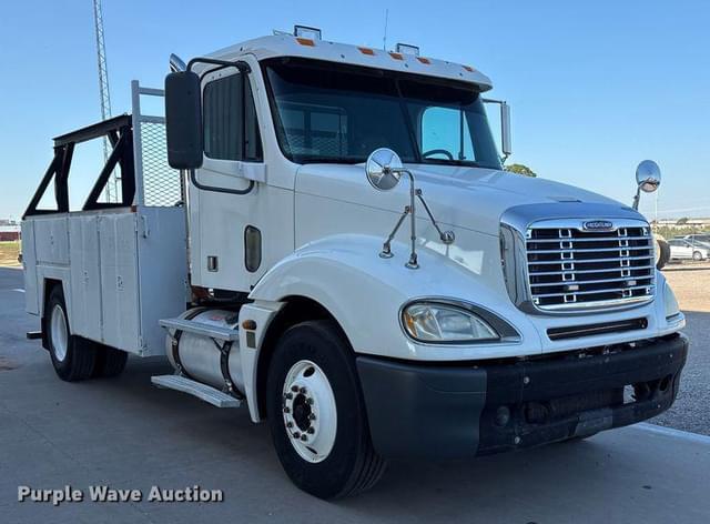 Image of Freightliner Columbia equipment image 2