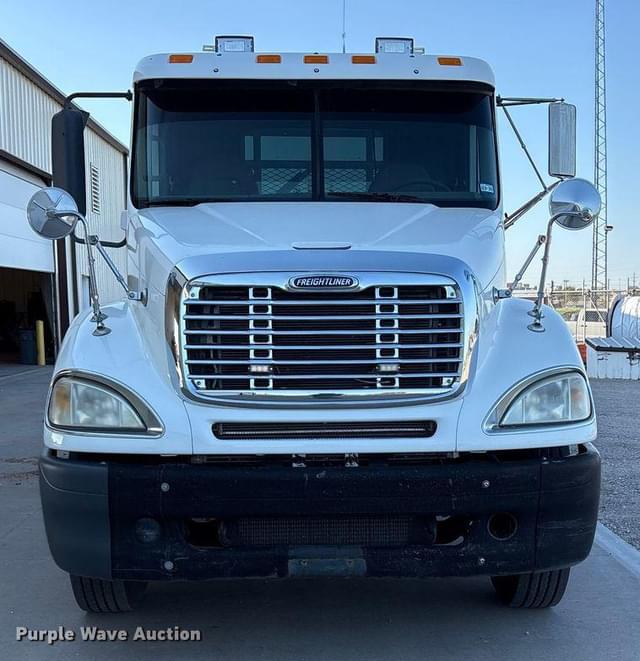 Image of Freightliner Columbia equipment image 1