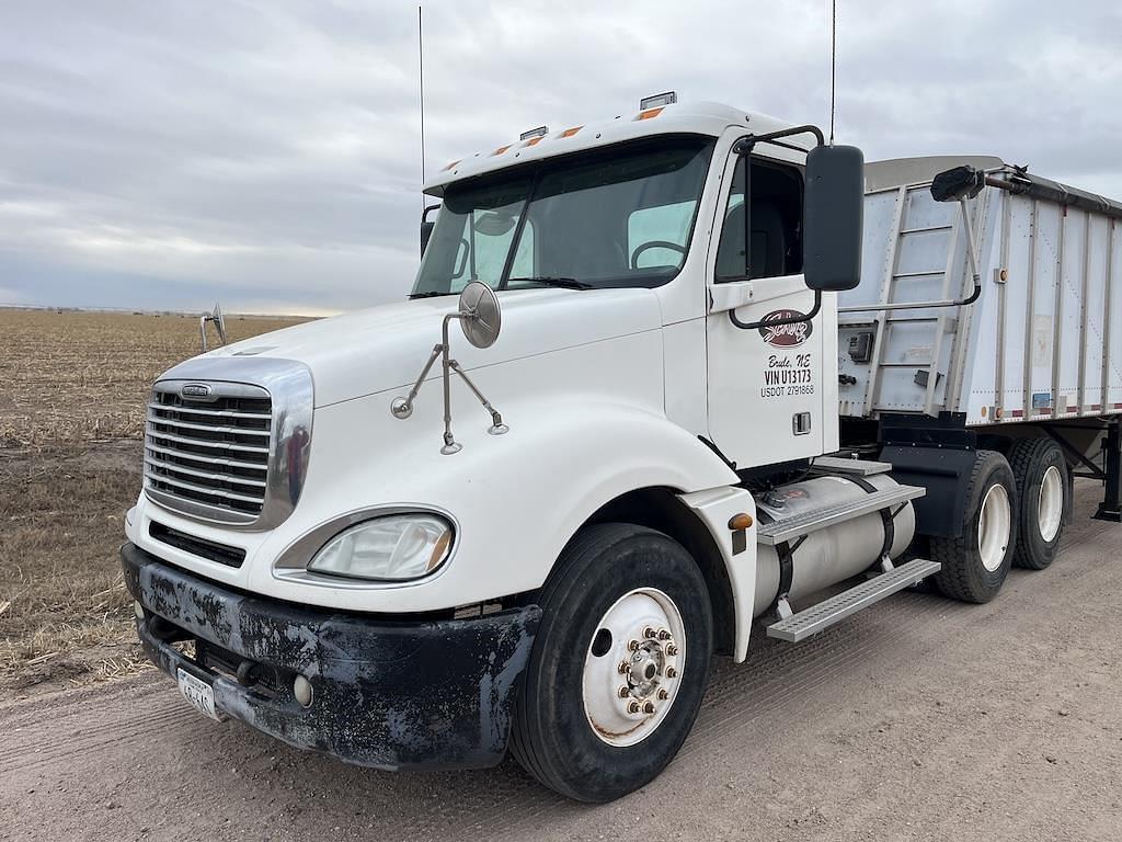 Image of Freightliner Columbia Primary image