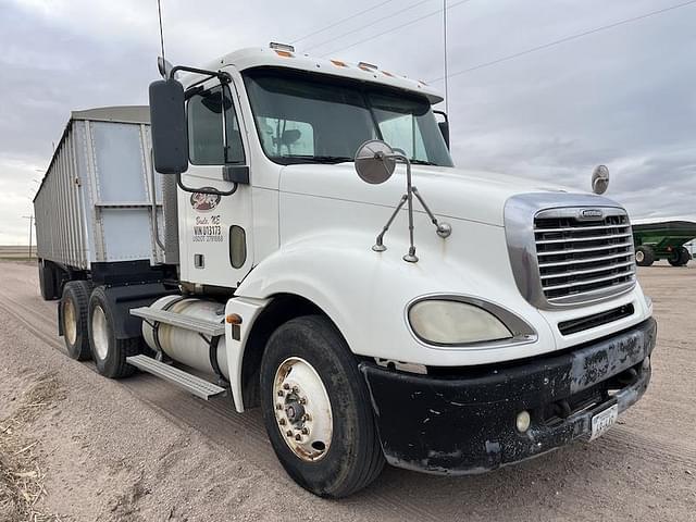 Image of Freightliner Columbia equipment image 1