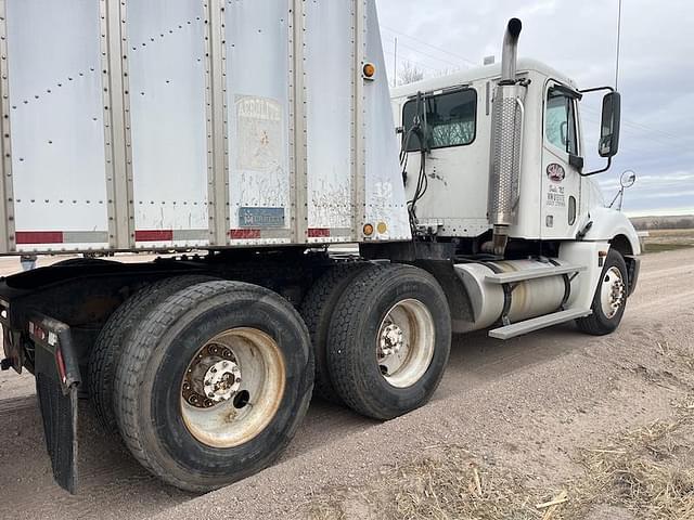 Image of Freightliner Columbia equipment image 2