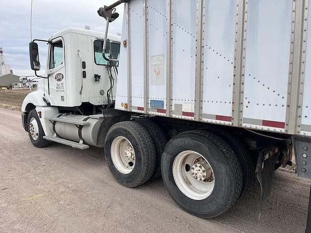 Image of Freightliner Columbia equipment image 3