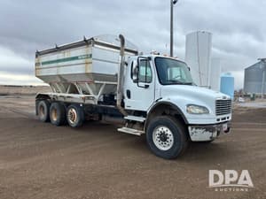 2005 Freightliner Business Class M2 Image