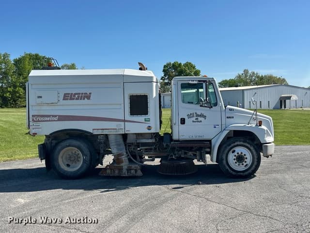 Image of Freightliner FL70 equipment image 3