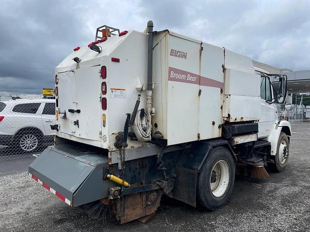 Image of Freightliner FL70 equipment image 2