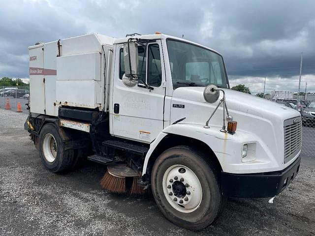 Image of Freightliner FL70 equipment image 3