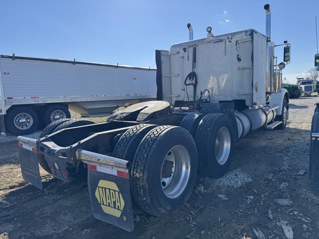 Image of Freightliner FLD120 equipment image 3