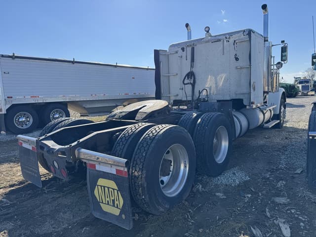 Image of Freightliner FLD120 equipment image 3