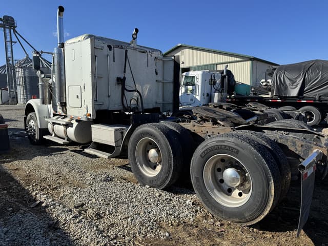 Image of Freightliner FLD120 equipment image 2