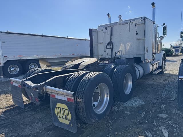 Image of Freightliner FLD120 equipment image 3