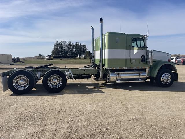 Image of Freightliner FLD120 equipment image 4