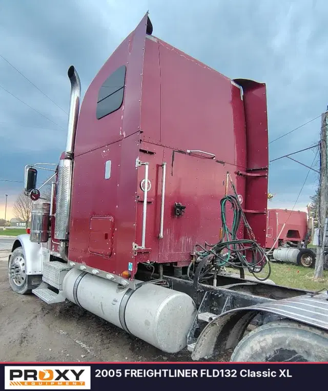 Image of Freightliner FLD132 Classic XL equipment image 3
