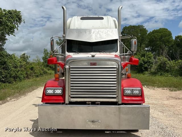 Image of Freightliner FLD132 equipment image 1