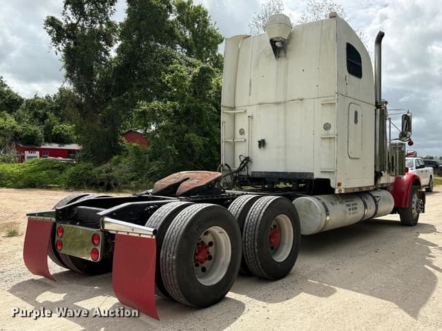 Image of Freightliner FLD132 equipment image 4
