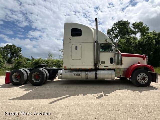 Image of Freightliner FLD132 equipment image 3