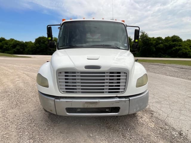 Image of Freightliner M2 106 equipment image 1