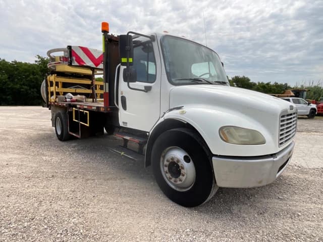 Image of Freightliner M2 106 equipment image 2