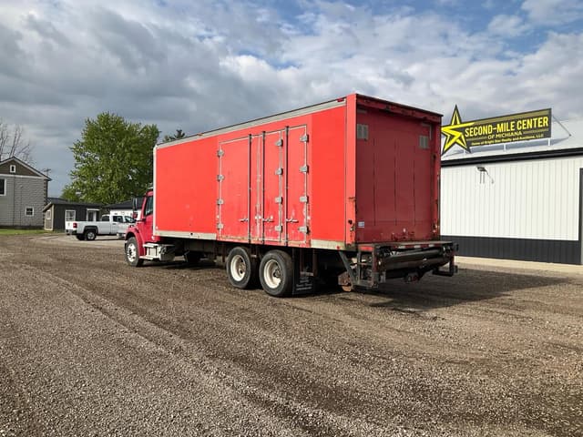 Image of Freightliner M2 106 equipment image 4