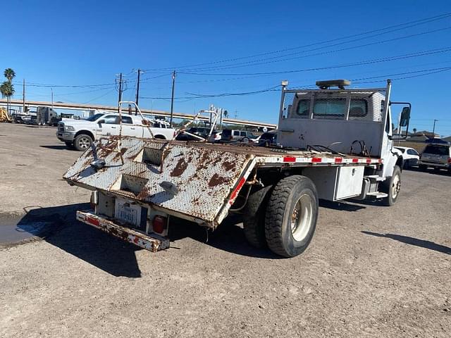 Image of Freightliner M2106 equipment image 3