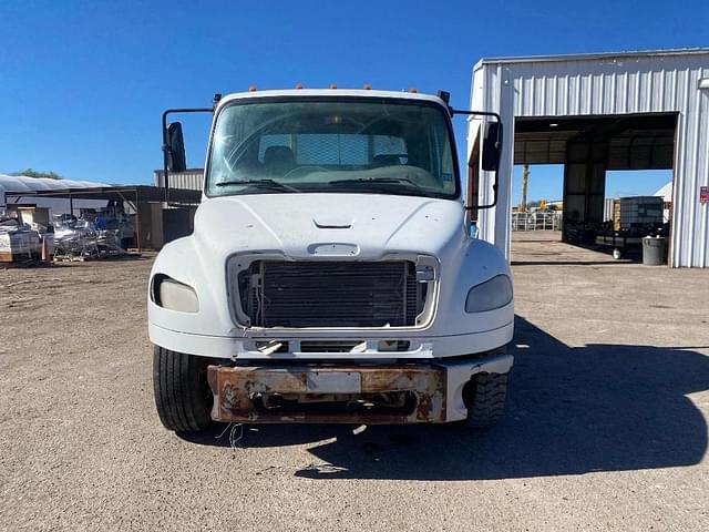 Image of Freightliner M2106 equipment image 2