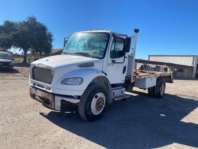 Image of Freightliner M2106 equipment image 1